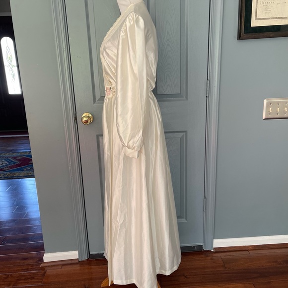 Val.Mode Vantage Lace Trim Embroidery detail ivory Long Robe. Size Medium - Picture 6 of 15